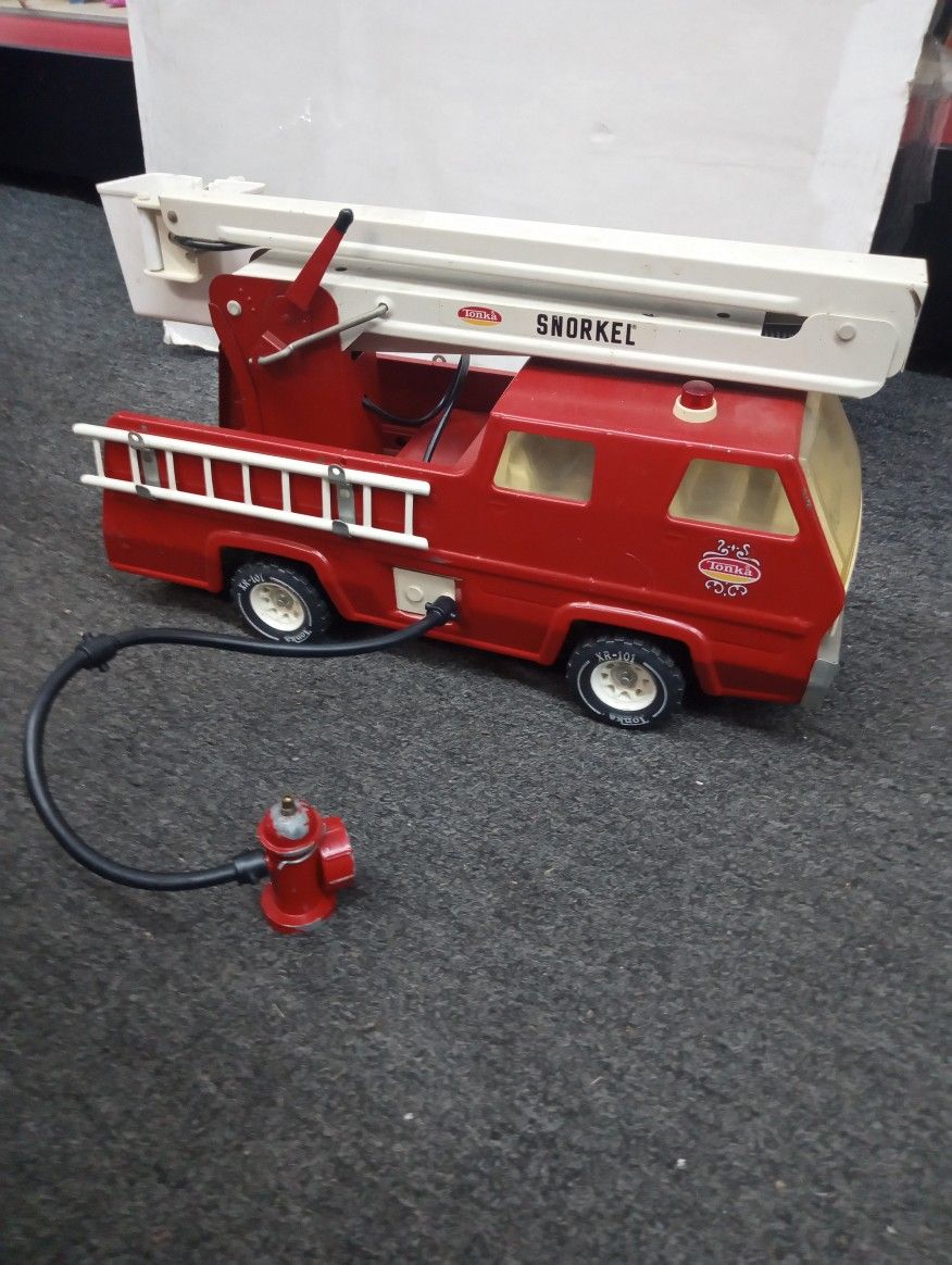 Vintage Tonka snorkel fire truck with some accessories apparently you can hook the hose up to the plug and the water will go into the truck up the ste