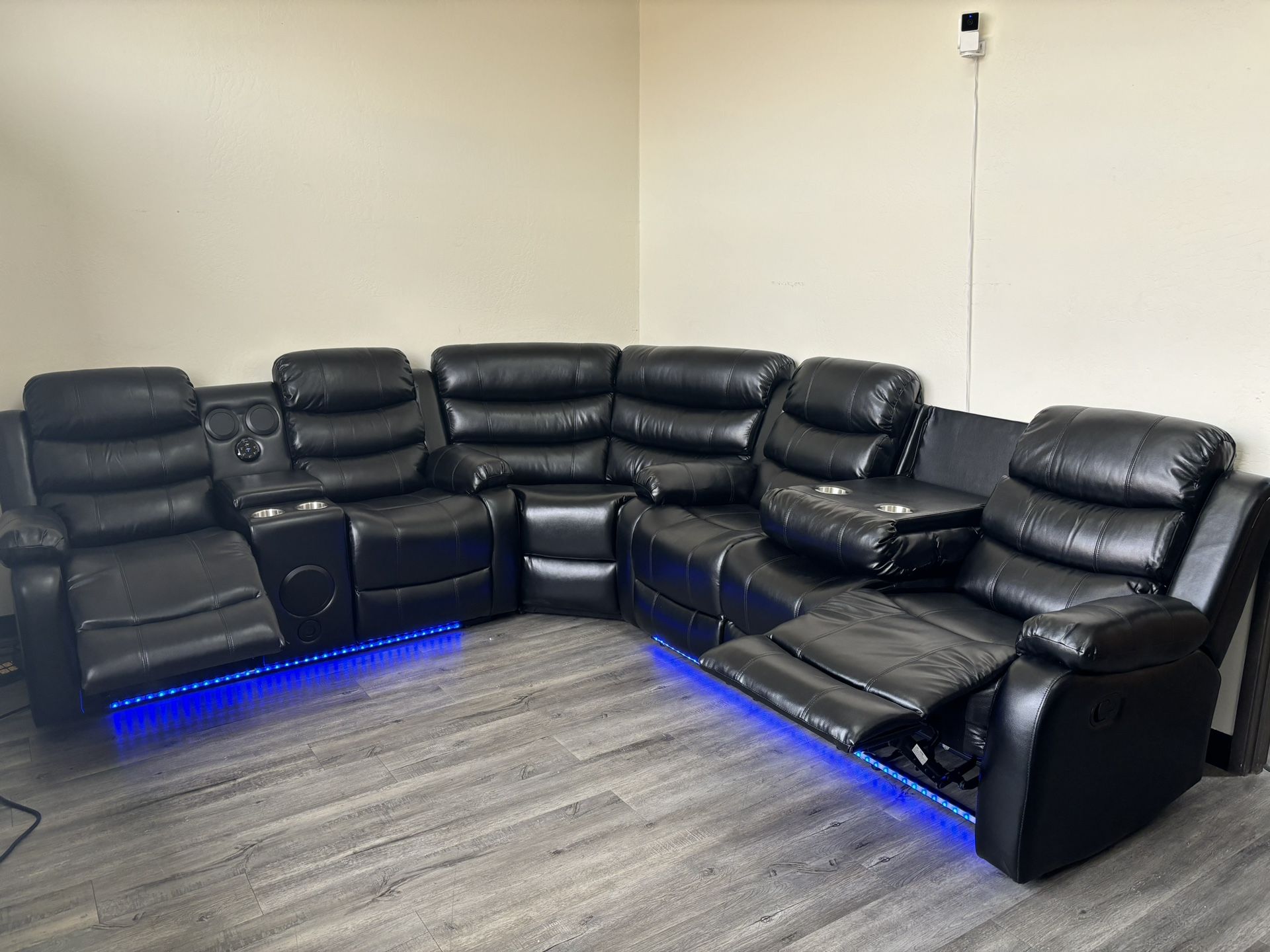 SECTIONAL WITH RECLINER AND SPEAKER 