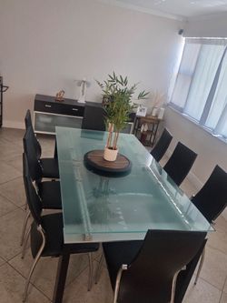 Dining table up to 6 or 8 seats