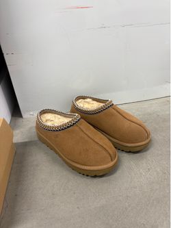 Very lightly used uggs size 7
