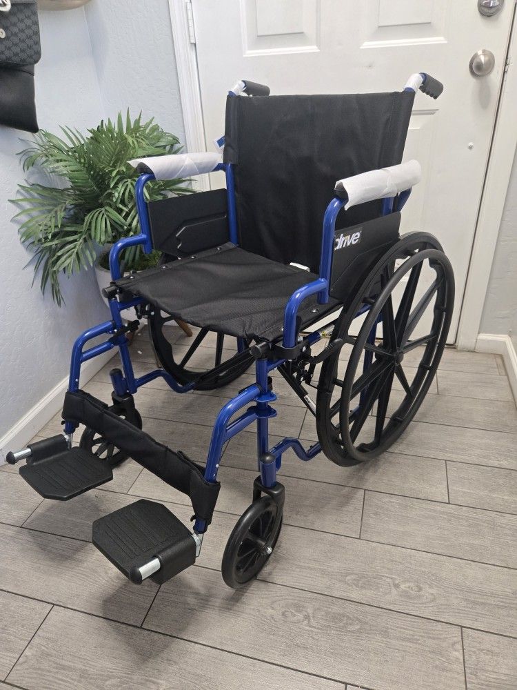 Drive Medical Blue Streak Wheelchair with Flip Back Desk Arms, Swing Away Footrests,, Silla De Ruedas