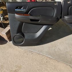 07 Tahoe Rear Door Panels Black in good conditon Selling Them In Pair Onley $ 400 obo
