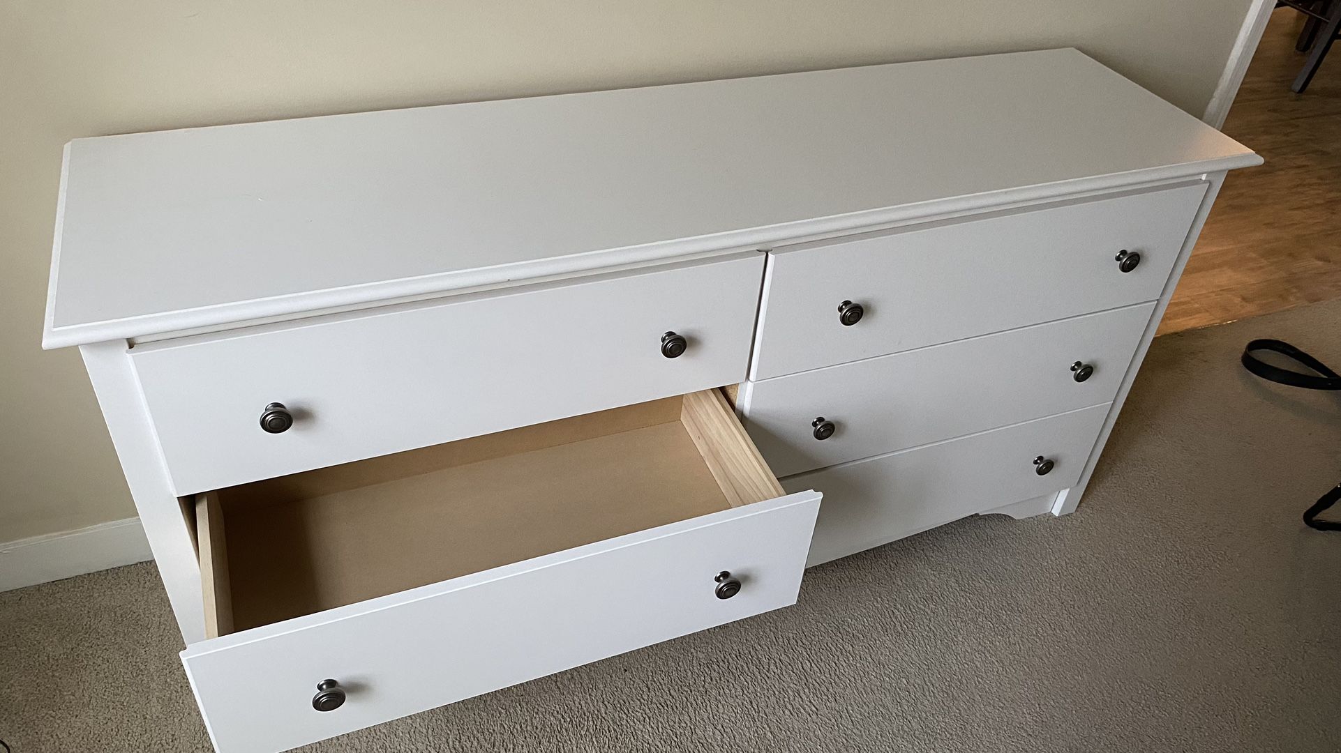 Dresser & Bedside Tables 