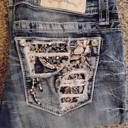 Miss Me roses with dreamcatcher size 28 inseam 31