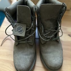 Women’s size 6 green Timberlands 
