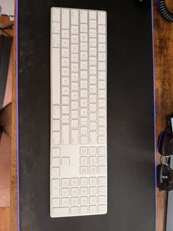 Apple Magic Keyboard with Numeric Keypad – Excellent Condition ⌨️🍎