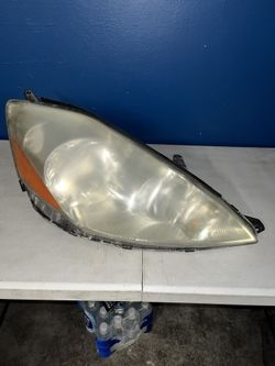 2009 Toyota Sienna LE Passenger Side Headlight