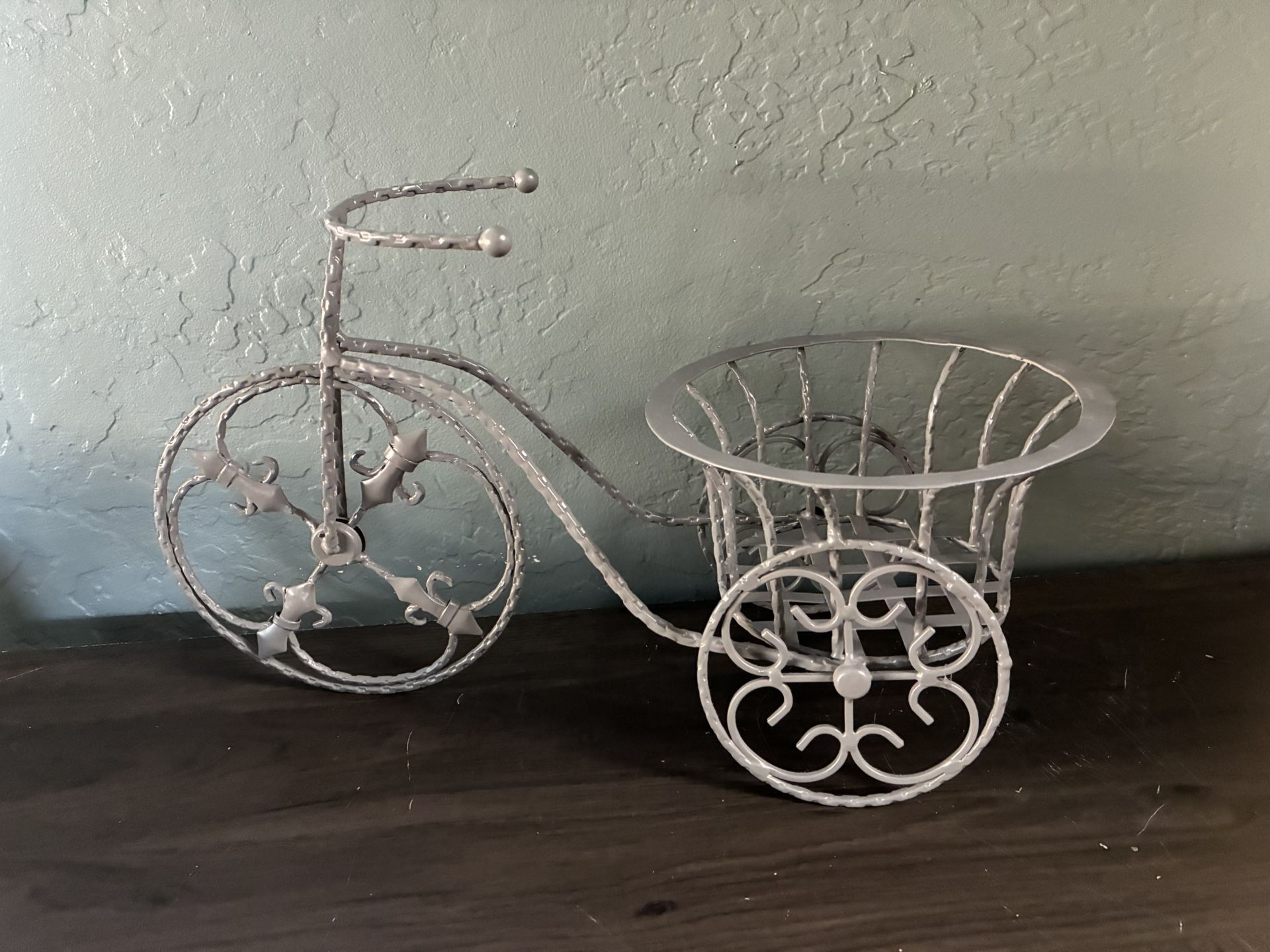Bicycle/ Tricycle Metal Garden Plant Holder Stand. Gray. 16x9x8. Pre Owned.