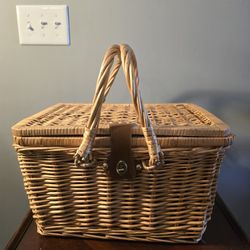 Vintage Picnic Basket Never Used $60.00.  READ DESCRIPTION?