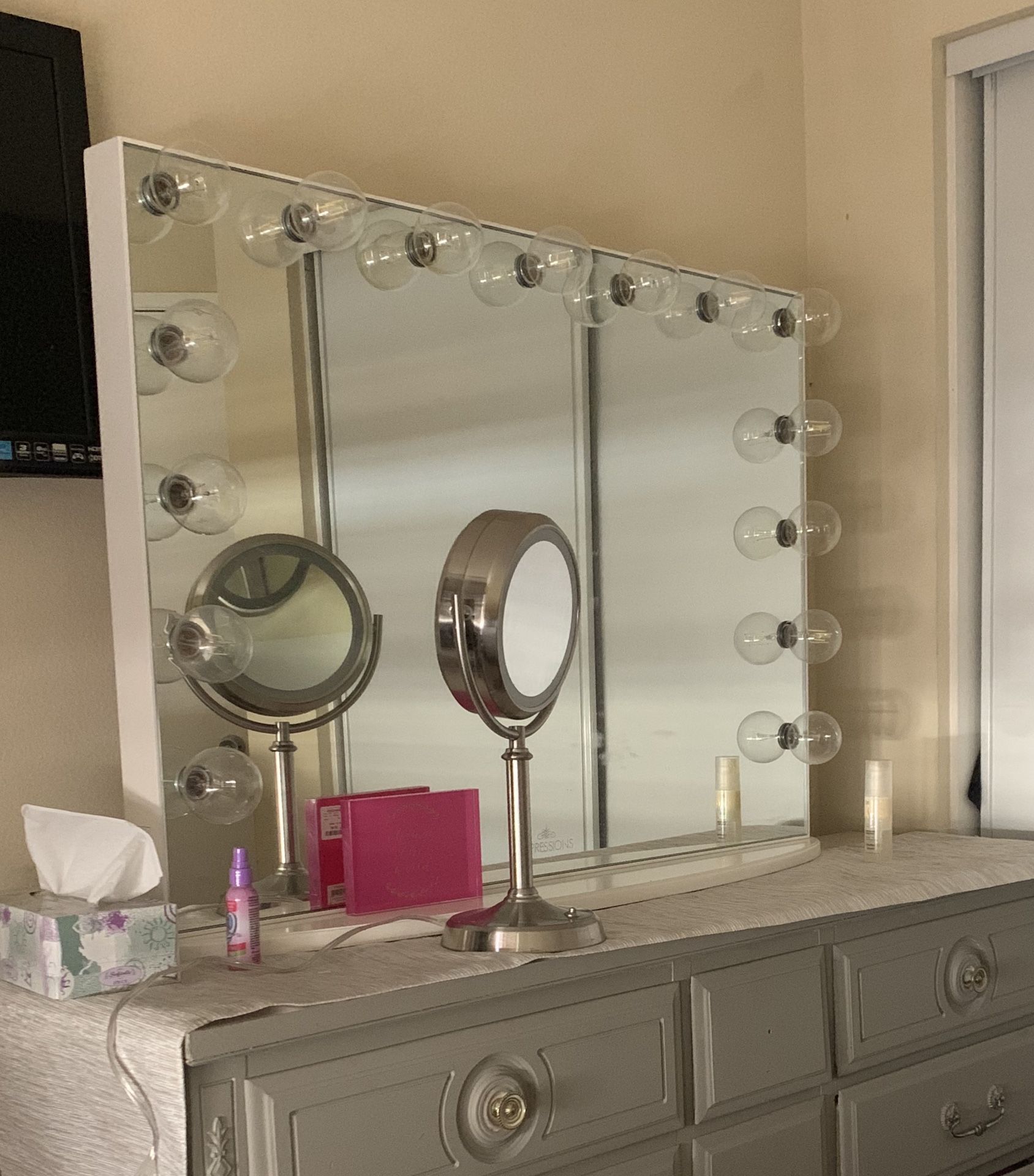 Impressions Vanity 15 bulb makeup mirror