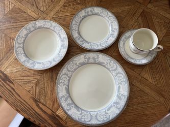 Mikasa Fine China, Gothic Crest, 8 Place Settings, 40 Pieces, Made In Japan