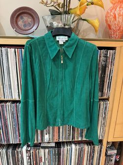 PRICE DROP: NEVER WORN EMERALD GREEN “cut out pattern” of TOP QUALITY LAMBSKIN SUEDE with 2-way zipper by WORTH, 10