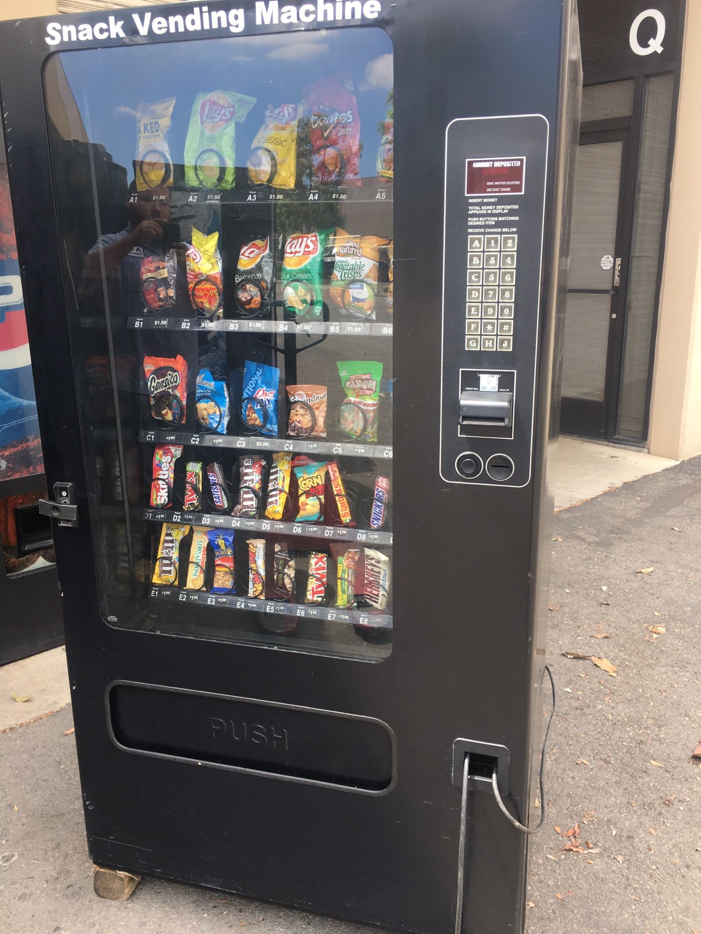 SNACK VENDING MACHINE