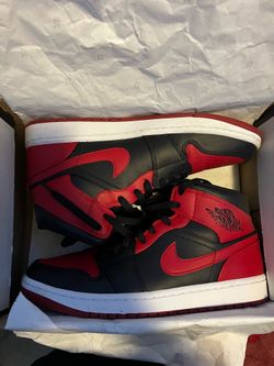 Jordan 1 mid  men’s size 9