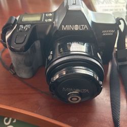 Minolta Maxxum 3000i 35mm Film Camera w/50mm fi.7 Prime Lens + Flash