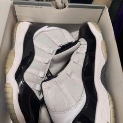 Jordan 11 Retro Black And Whit Size 7