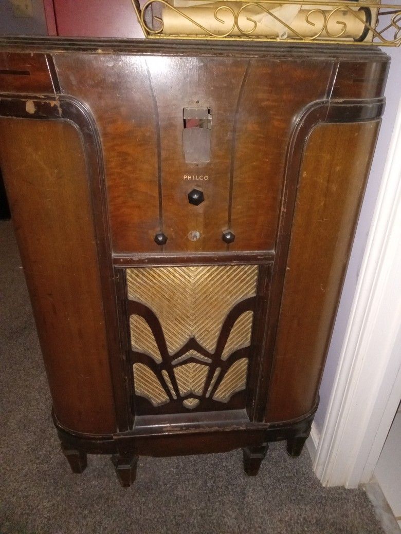 Antique Tube Radio 