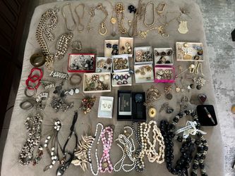 Women's jewelry. It's not gold. A lot of vintage things from 1(contact info removed) years.