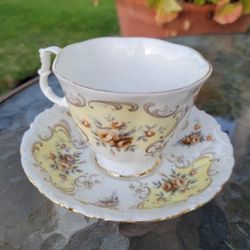 ROYAL ALBERT 'SEPTEMBER SONG' TEACUP & SAUCER: Bone China - England - Teacup 3"