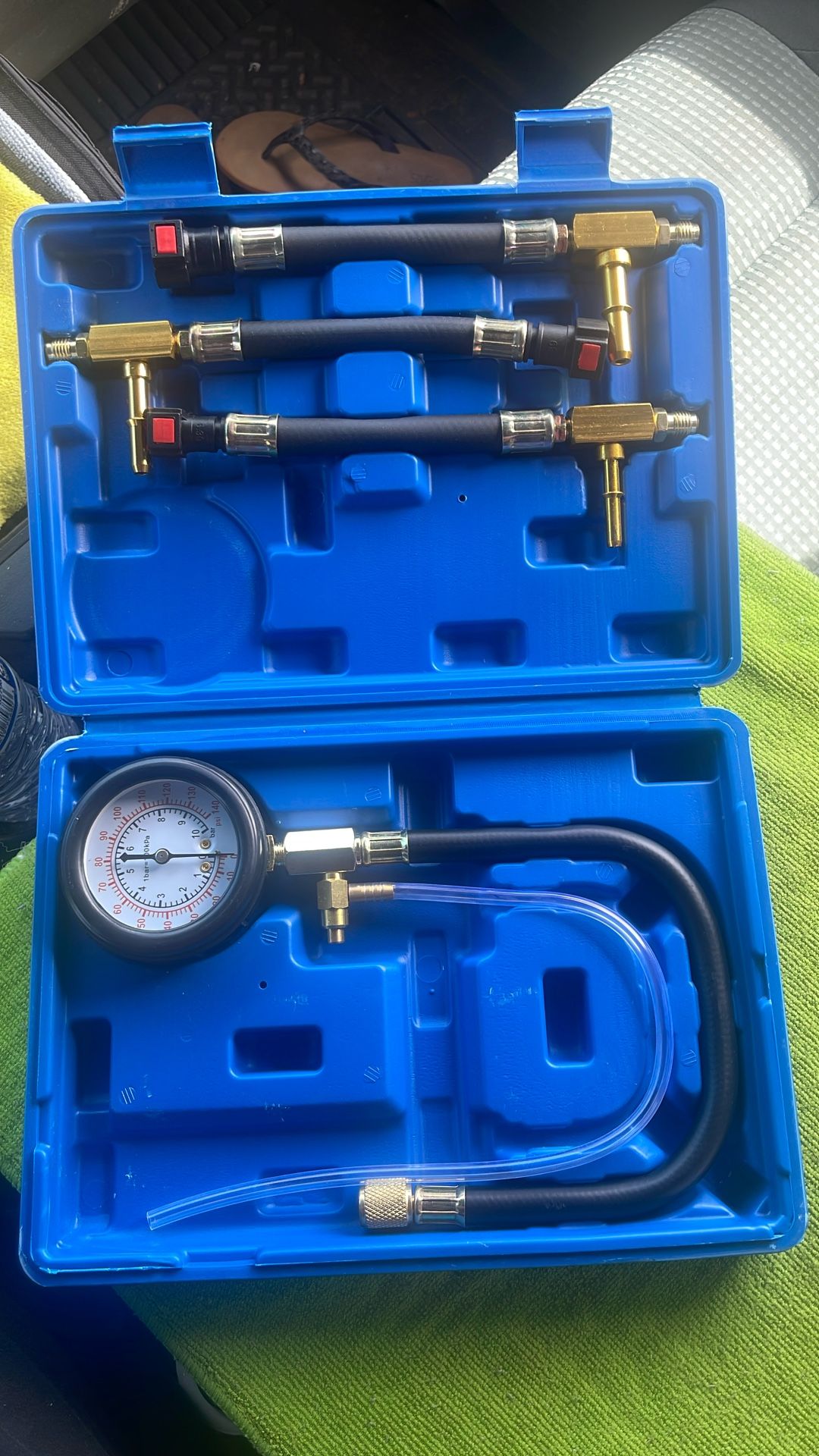 Fuel pressure gauge tool