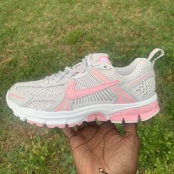 Nike Vomero 5- 5Y/6.W, 5.5Y/7W