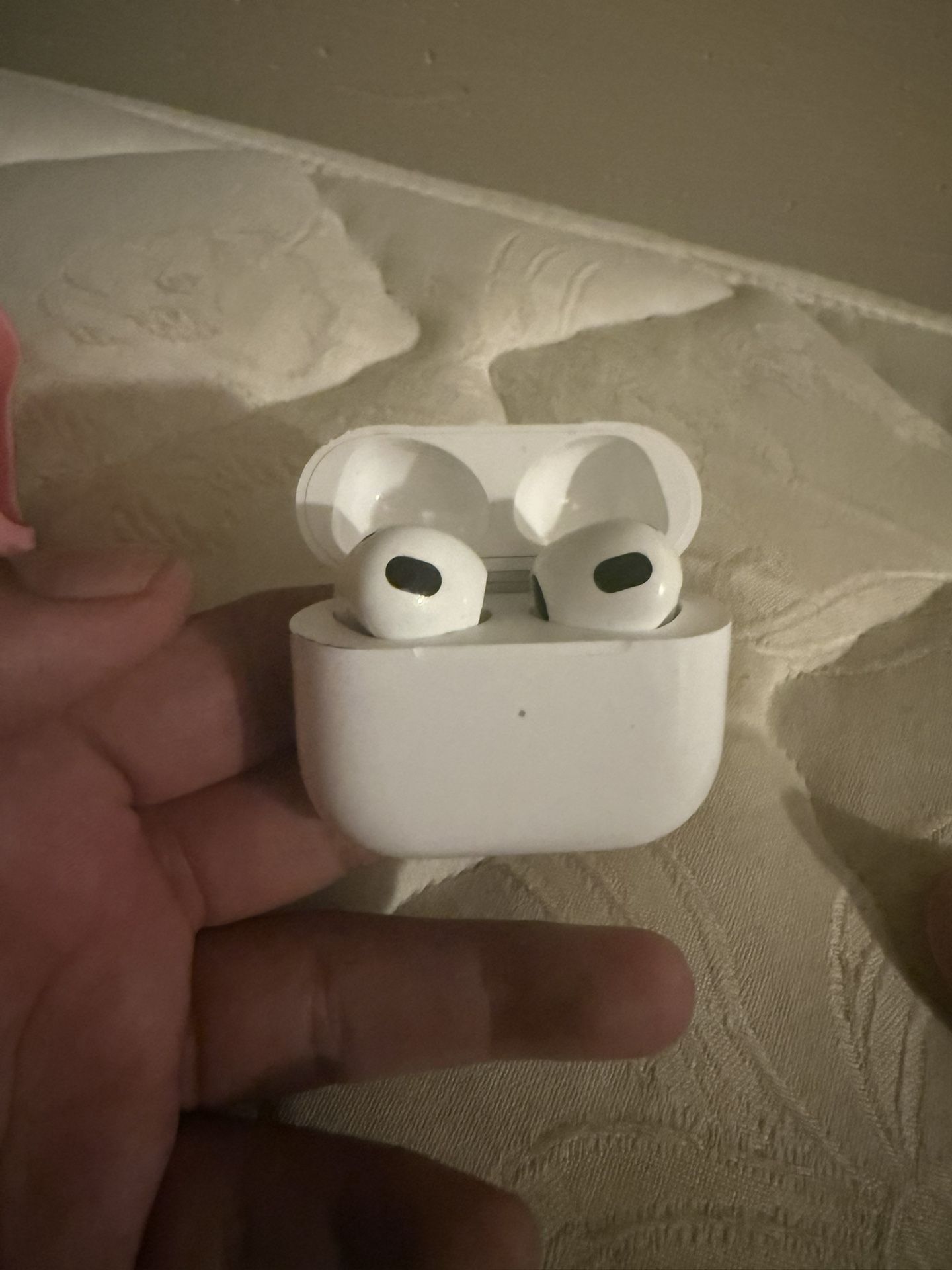 APPLE AIRPODS (3rd GENERATION) WITH LIGHTNING CASE