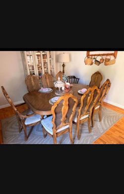 Dining room set with 8 chairs and extension part.