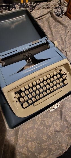 Vintage Royale typewriter like new in its case nothing wrong or broken