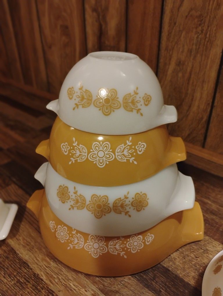 $$$PRICE DROP$$$VINTAGE BUTTERFLY GOLD PYREX SET