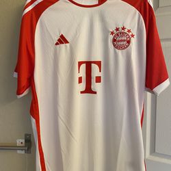 23/24 BAYERN HOME JERSEY BRAND NEW SIZE LARGE CAN NEGOTIATE PRICE