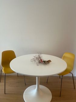 Modern White Round Dining Table & Yellow Chairs Set - Like New / Like-New Condition!