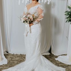 Elegant Lace Mermaid Wedding Dress + Bouquet & Hairpiece 