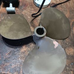 Criss Craft Prop 1 72 Brass Large Boat Propeller. Measures roughly 13 in in diameter 1 inch shaft

23 MILE AND CARD MACOMB TWP, MICHIGAN 