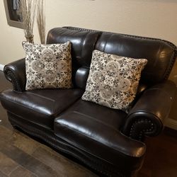 Living room Set (2 COUCHES+TABLE) PRICE NEGOTIABLE 