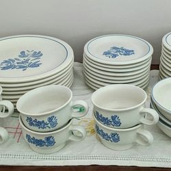 Pfaltzgraff Yorktowne Pattern Dinnerware  Plates Saucers Coffee Saucers And Mugs