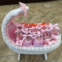Elegant Baby girl crib with a pillow( brand new)