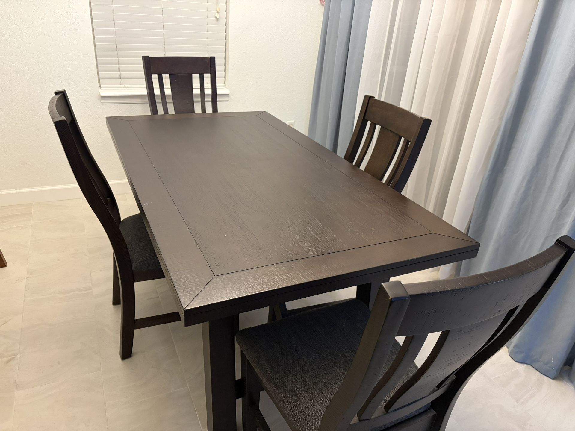 Dinning table set for 4 