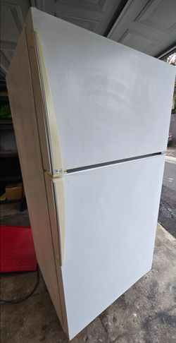 Amana Refrigerator - Delivery Available!