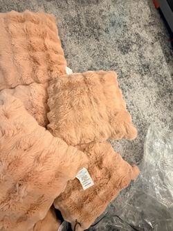 Blush Pink Faux Fur Throw Blanket and Pillow Set