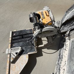 DEWALT D24000 10-inch Wet Tile Saw in good condition.
