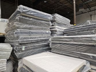New queen branded sealy serta beautyrest lots of options queen mattress with boxspring special