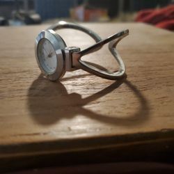 vintage wristwatch

silver