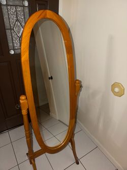Antique traditional oval wood cheval mirror features a warm honey oak fınish and adjustable tilting
