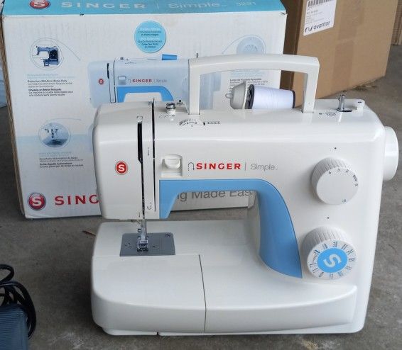 Singer 3221 Simple Sewing Machine W/foot Pedal