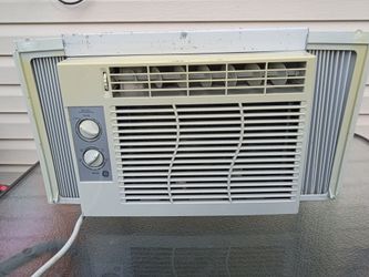 5000 BTU Window unit works great cash only pick up only