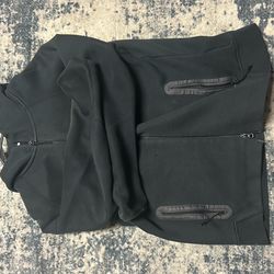 Men’s black nike tech