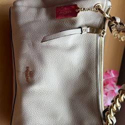 beautiful  off white purse like new condition 