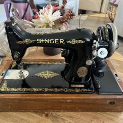 Singer Sewing Machine In Locking Wooden Case