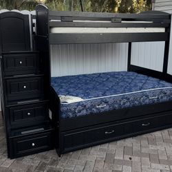 Rooms To Go. Bunk bed Color Black.Twin over Full And a trundle bed. (Mattresses included). I can deliver for an additional cost!! Price 300$.