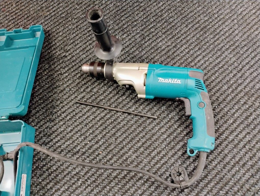 Heavy Duty Makita Hammer Drill HP2050 concrete/cement like new missing